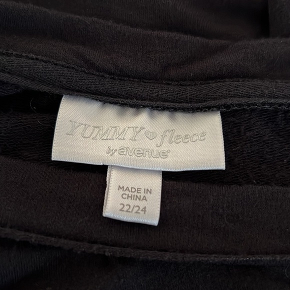 AVENUE • Women's Black Long Sleeve Crewneck Split Hip Top - Picture 4 of 7